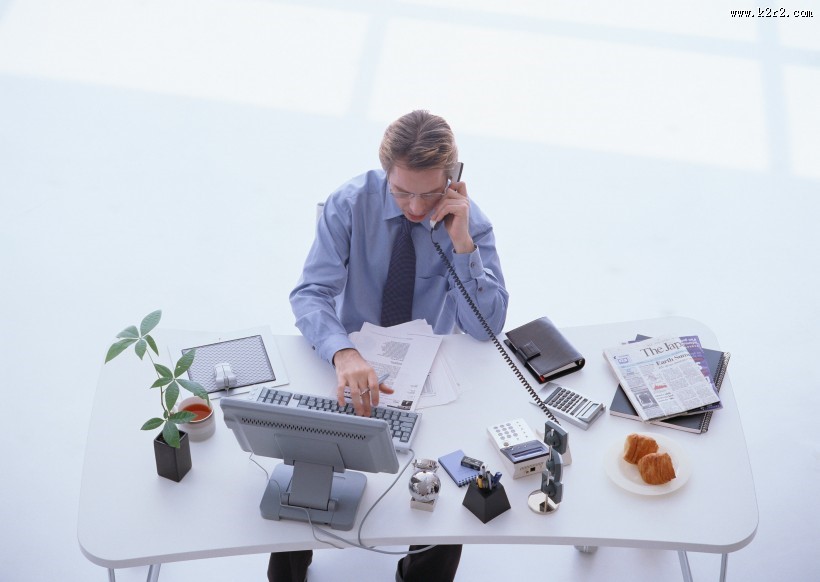 男性办公室打电话图片