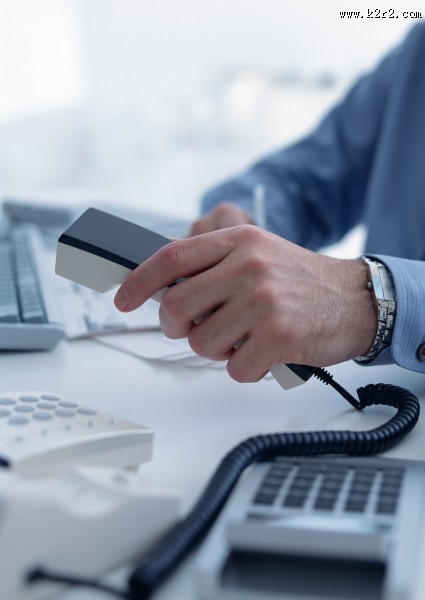 男性办公室打电话图片