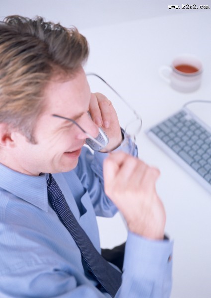 男性办公室打电话图片