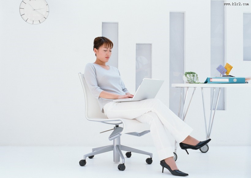 女性办公室工作图片