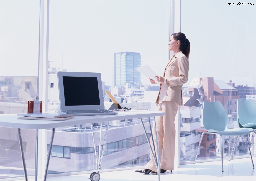 女性办公室工作图片