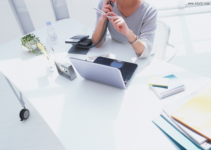 女性办公室打电话图片