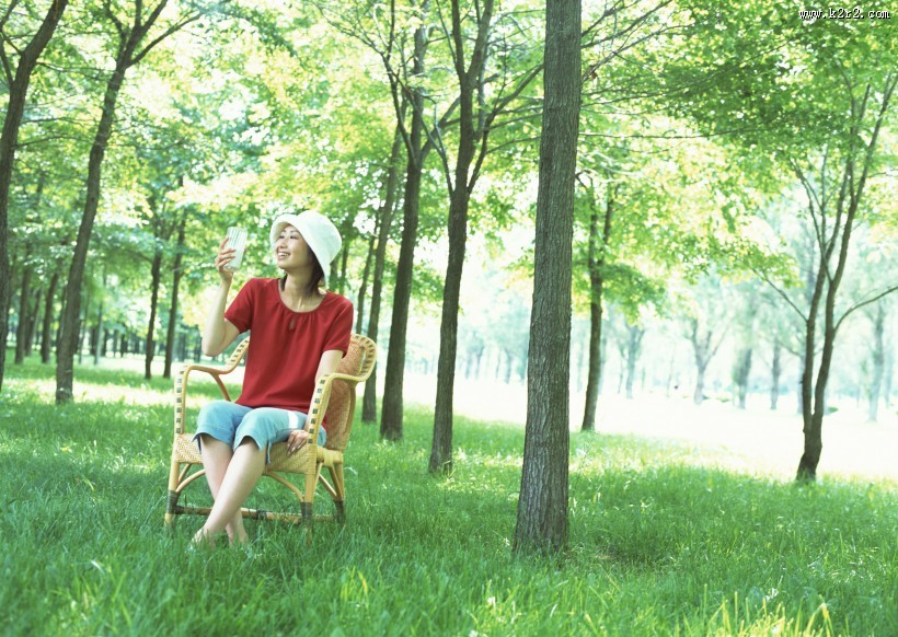 女性和绿色森林图片大全