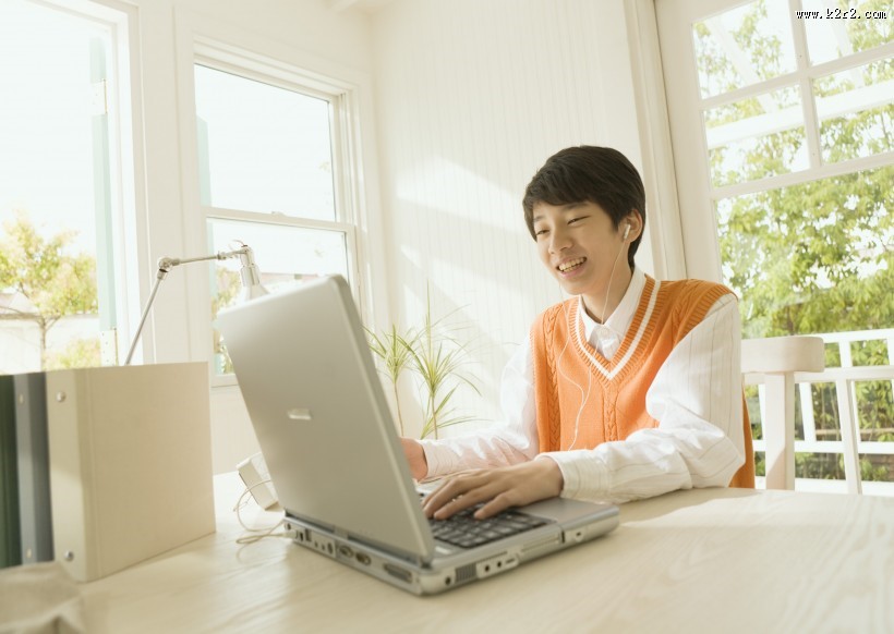 青少年学习上网图片