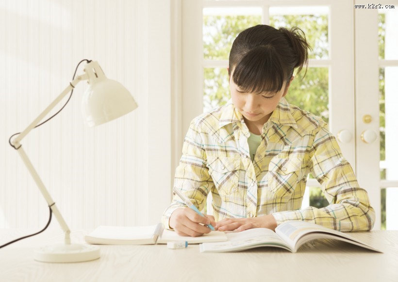 青少年学习上网图片