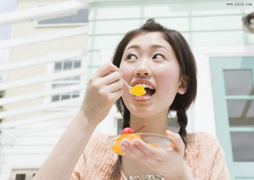 青少年休闲、品尝美食图片