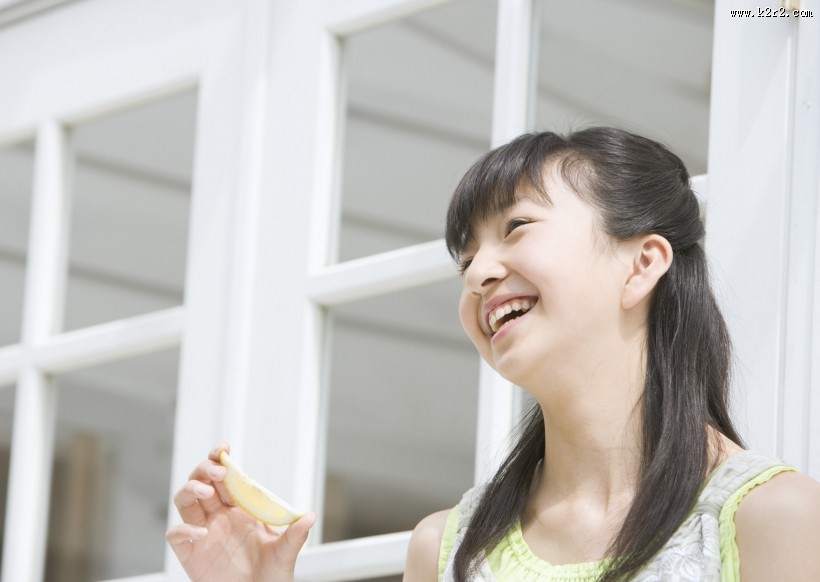 青少年休闲、品尝美食图片