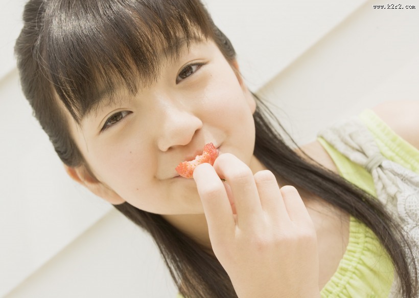 青少年休闲、品尝美食图片