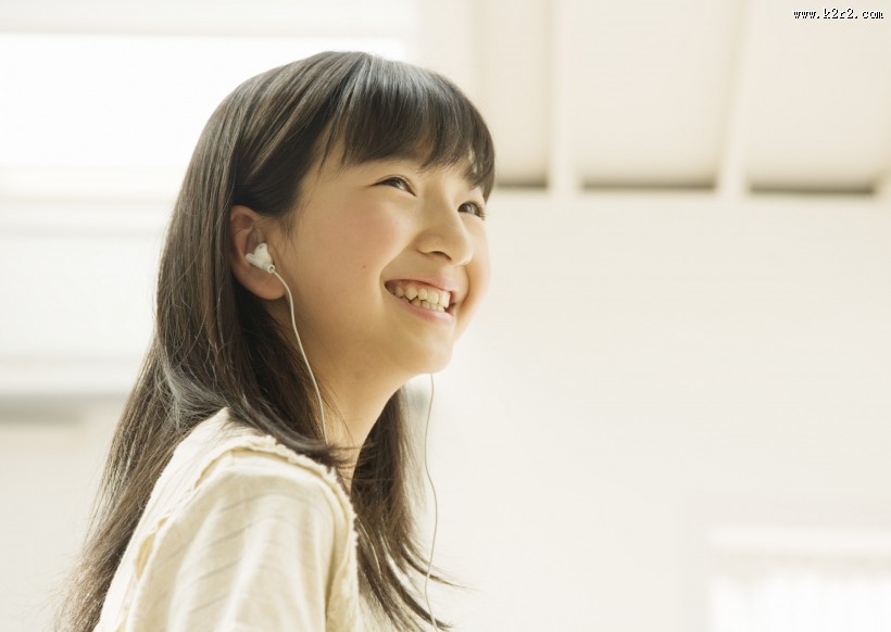 青少年休闲、品尝美食图片