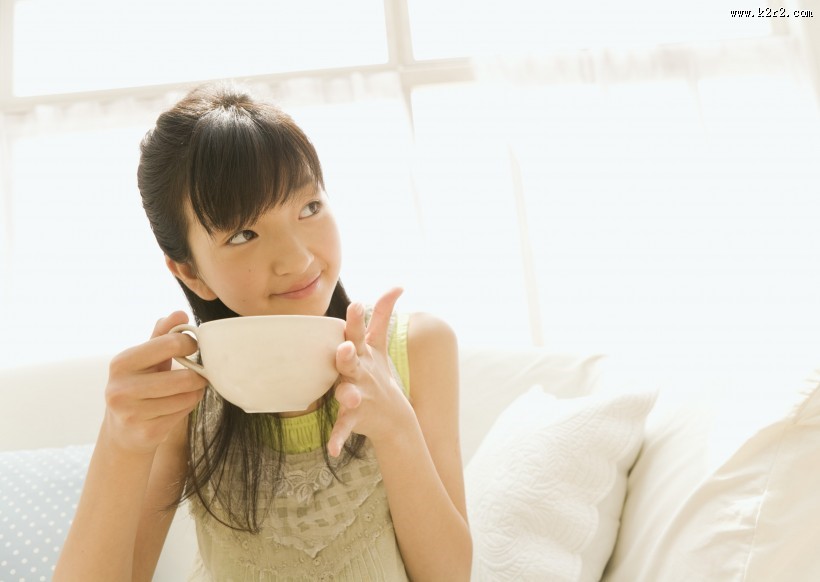 青少年休闲、品尝美食图片