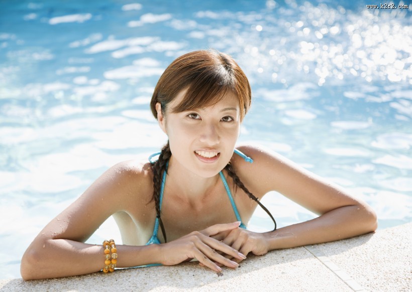 游泳池边美女图片大全