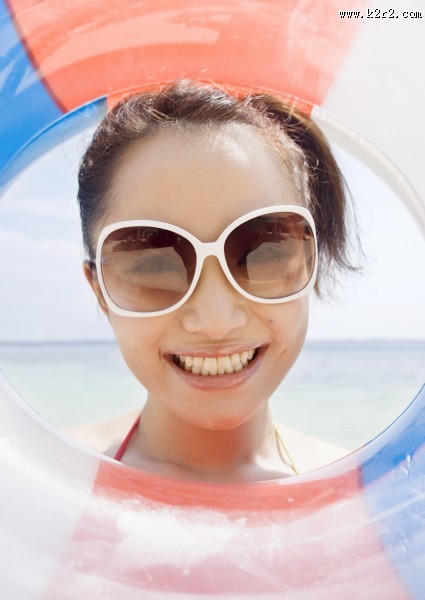 泳池边带泳圈的美女图片