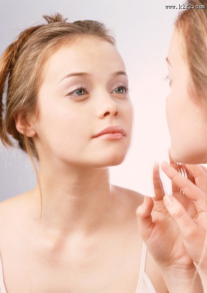 镜子里的女人图片