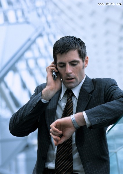 打电话的商业男性图片