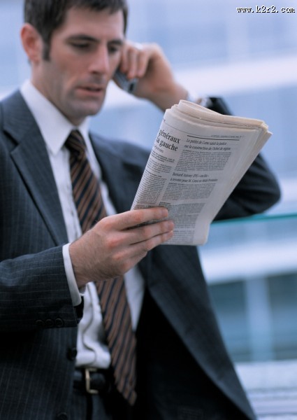 打电话的商业男性图片