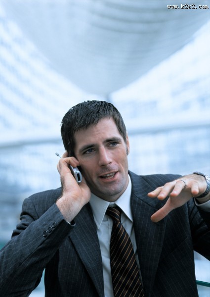 打电话的商业男性图片