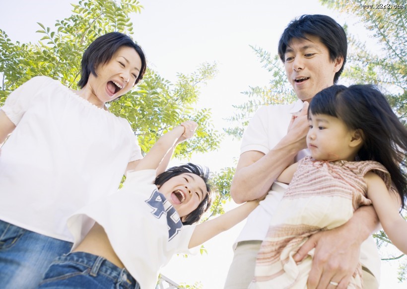 一家人草地玩耍图片