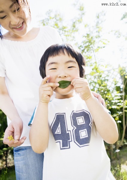 一家人草地玩耍图片