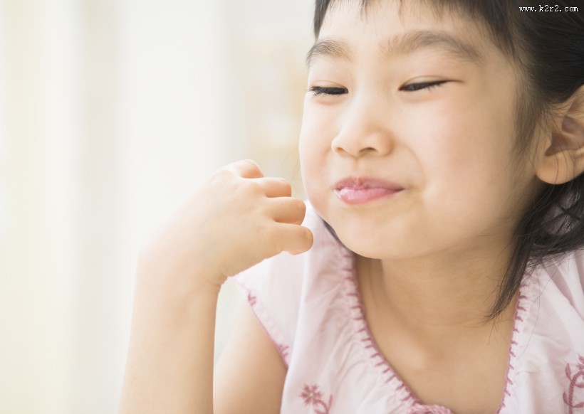 儿童吃水果图片