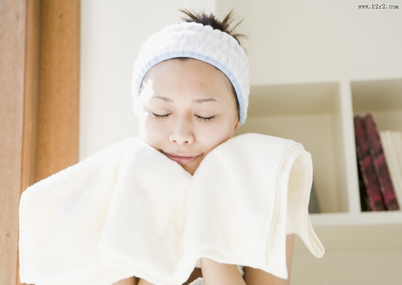 女性洗脸特写图片