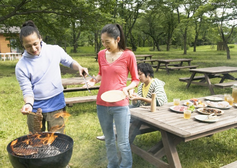 朋友户外野餐图片