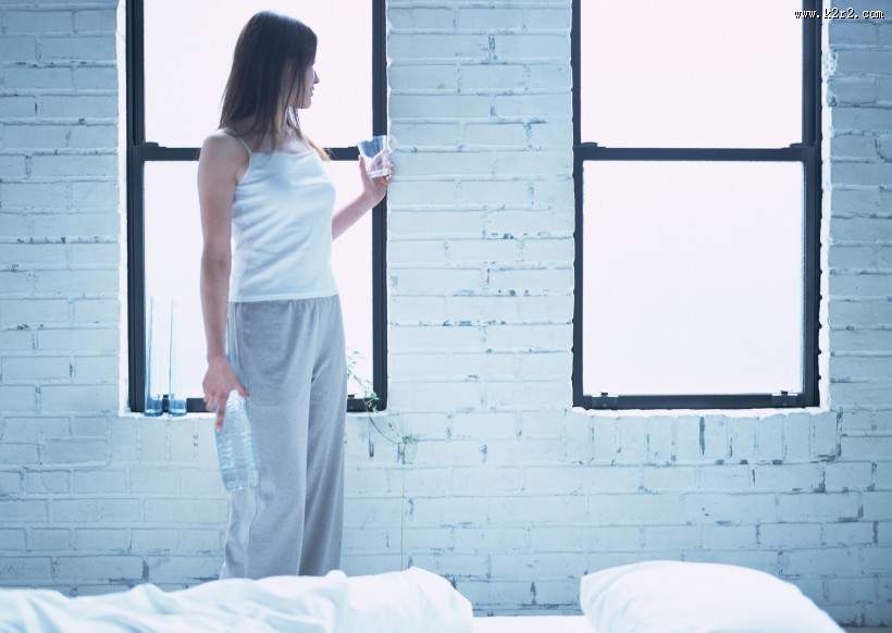 女性清晨喝水图片