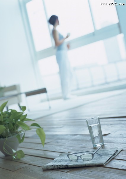 女性清晨喝水图片