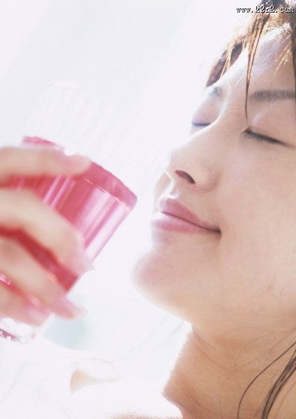 女性清晨喝水图片