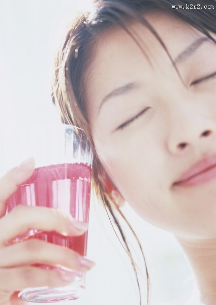 女性清晨喝水图片