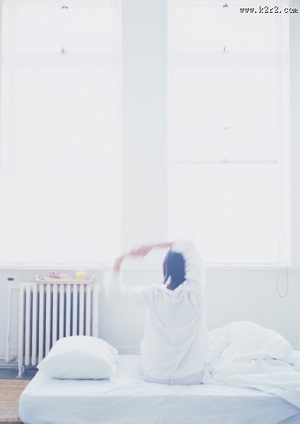 女性清晨起床图片大全