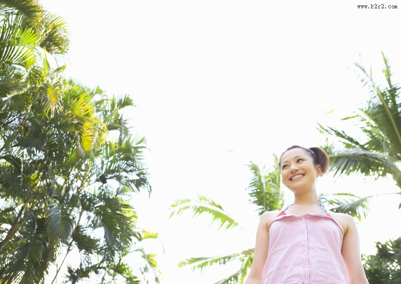 女性在清新绿色大自然度假图片大全