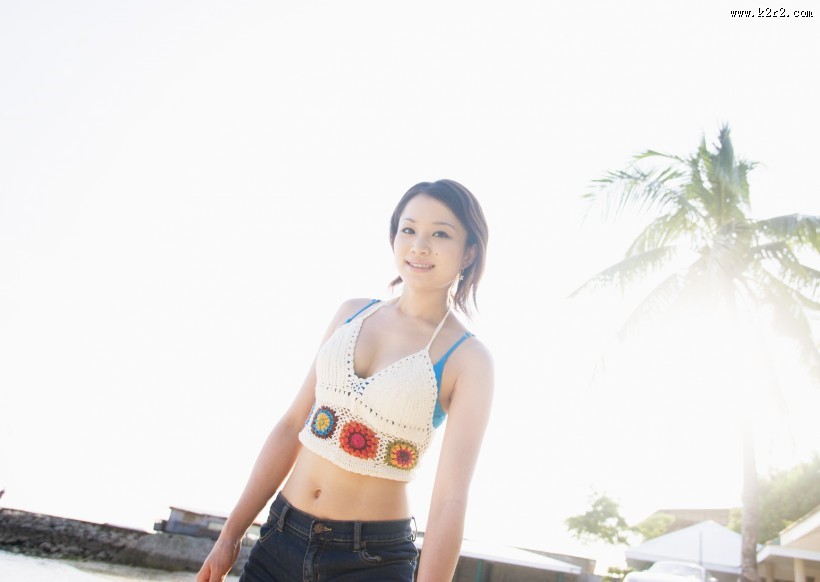 女性在清新绿色大自然度假图片大全