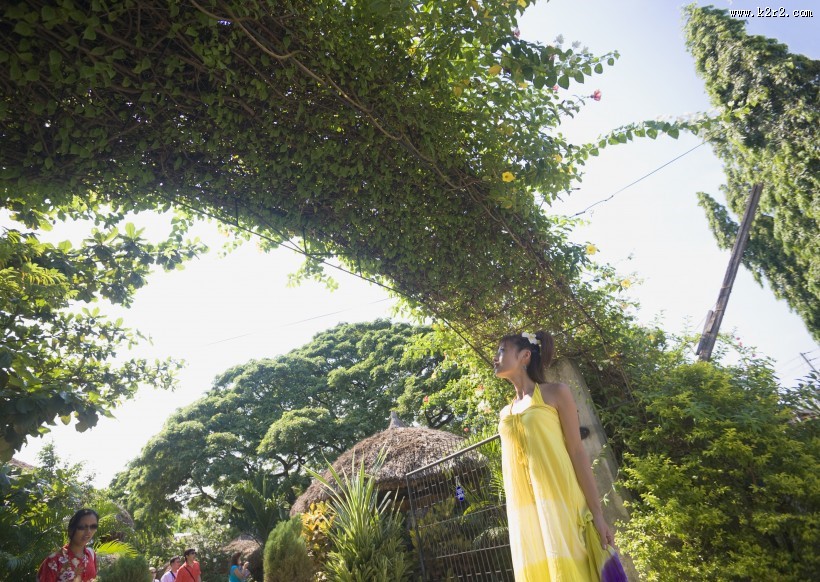 女性在清新绿色大自然度假图片大全