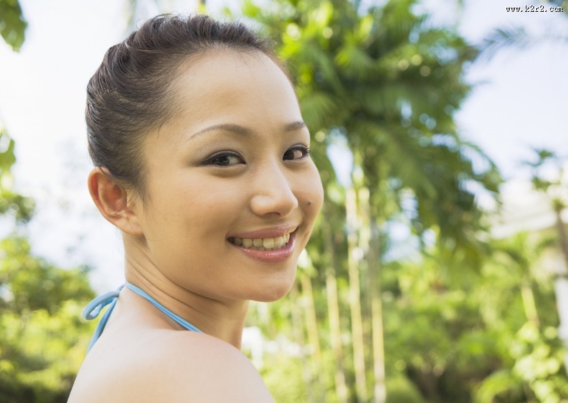 女性在清新绿色大自然度假图片大全