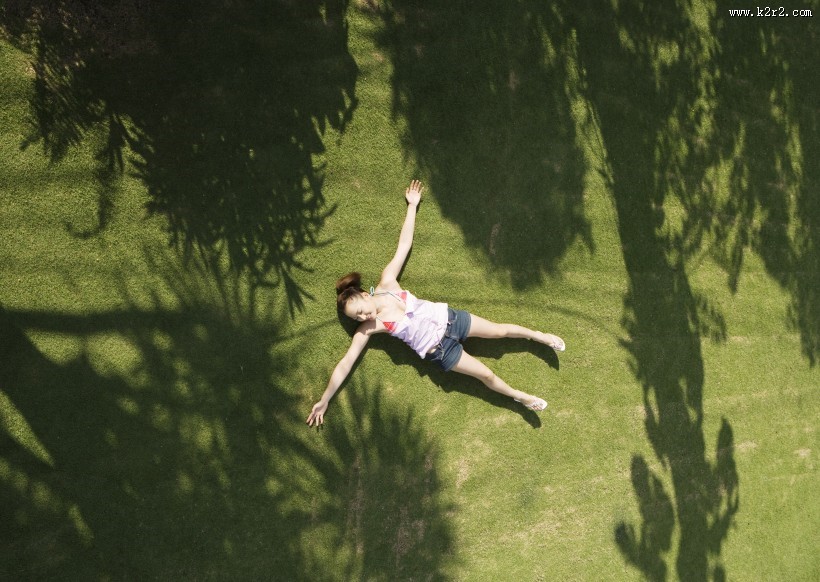 女性在清新绿色大自然度假图片大全