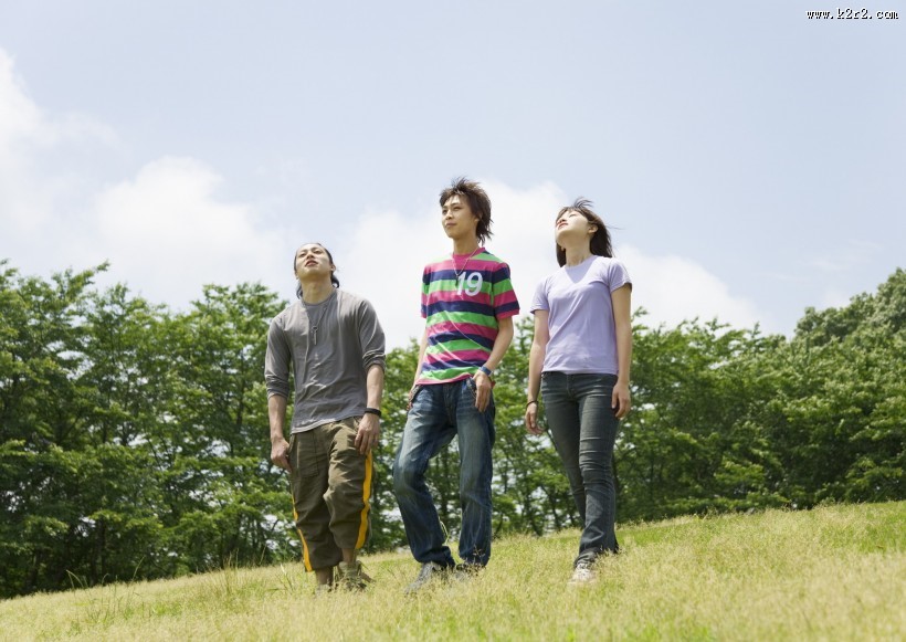 大学生校园草地休闲图片大全