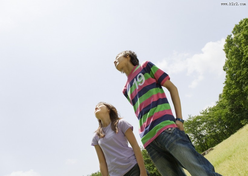 大学生校园草地休闲图片大全