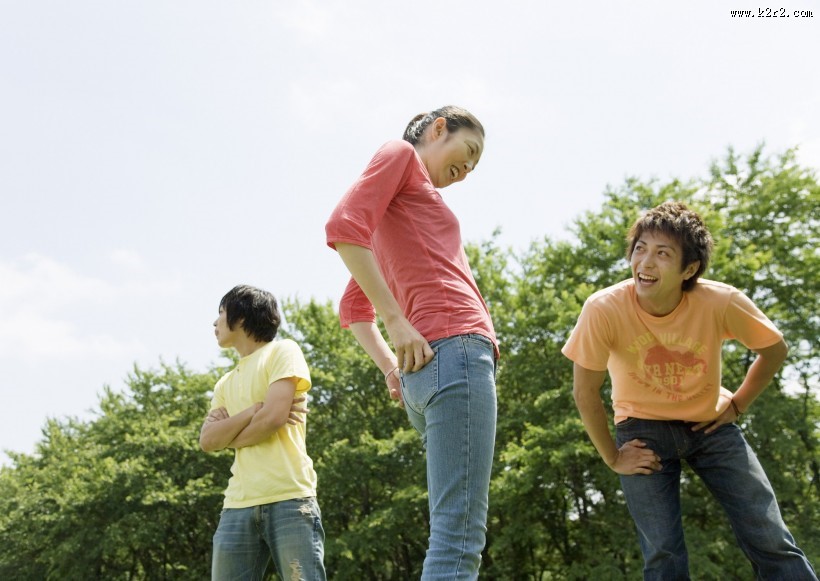 大学生校园草地休闲图片大全