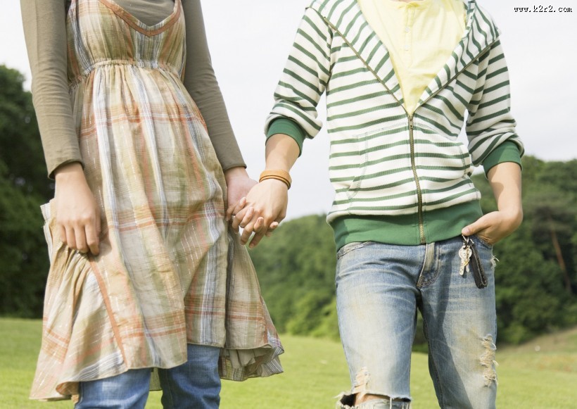 大学生校园草地休闲图片大全