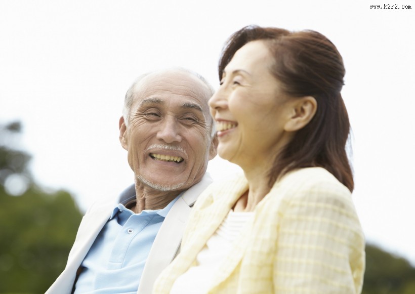 老人在户外草地休闲运动图片