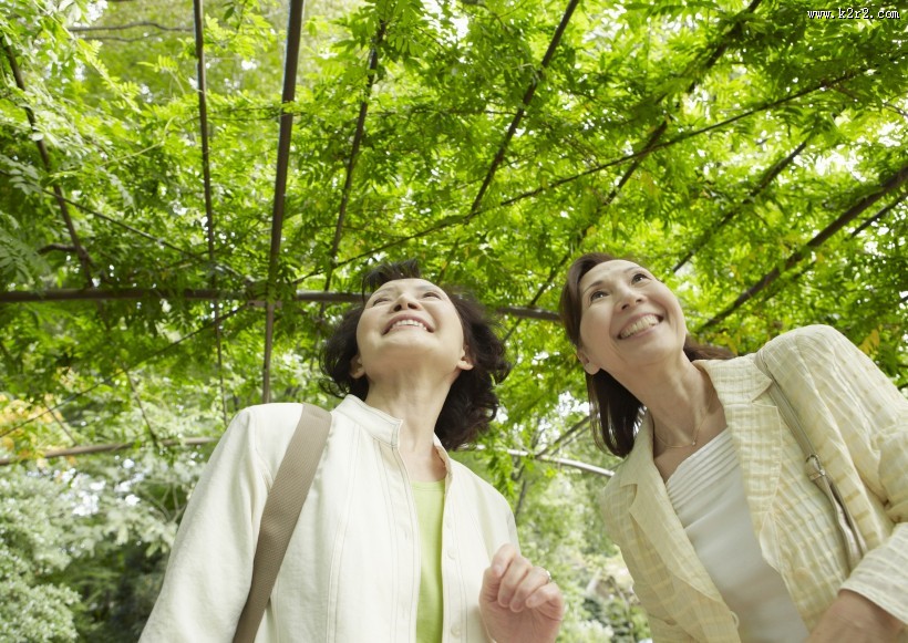 老人在户外草地休闲运动图片