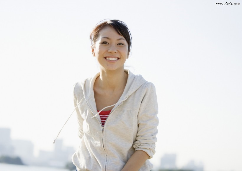 假期女孩海边玩耍图片