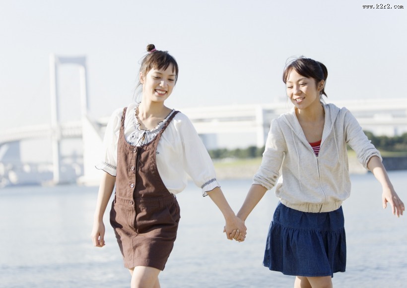 假期女孩海边玩耍图片