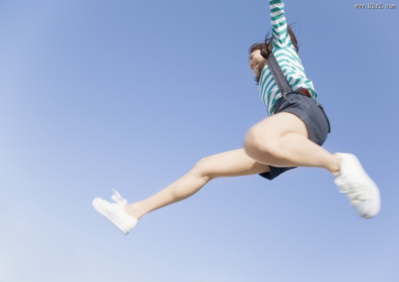 假期女孩海边玩耍图片