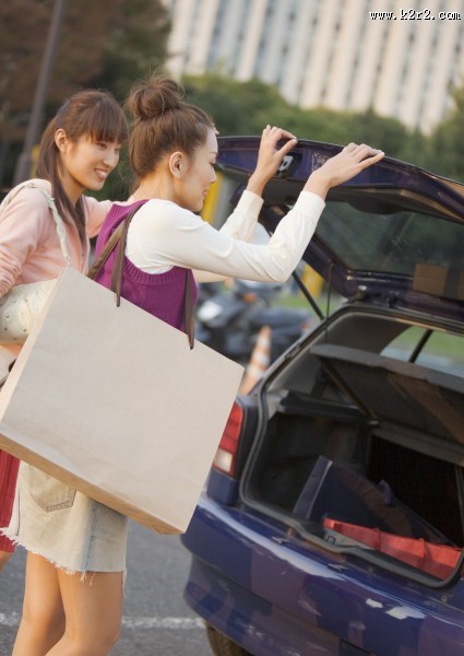 女孩假期购物图片大全