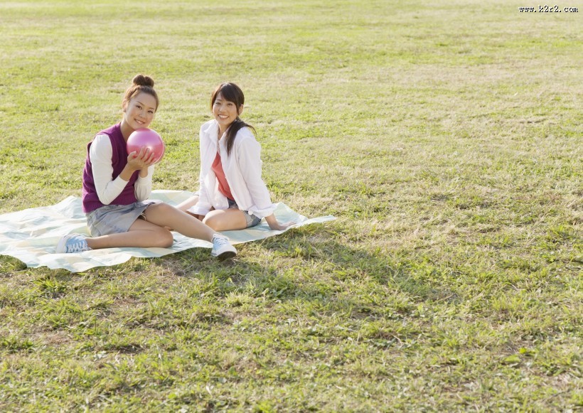 假期女生草地玩耍图片大全
