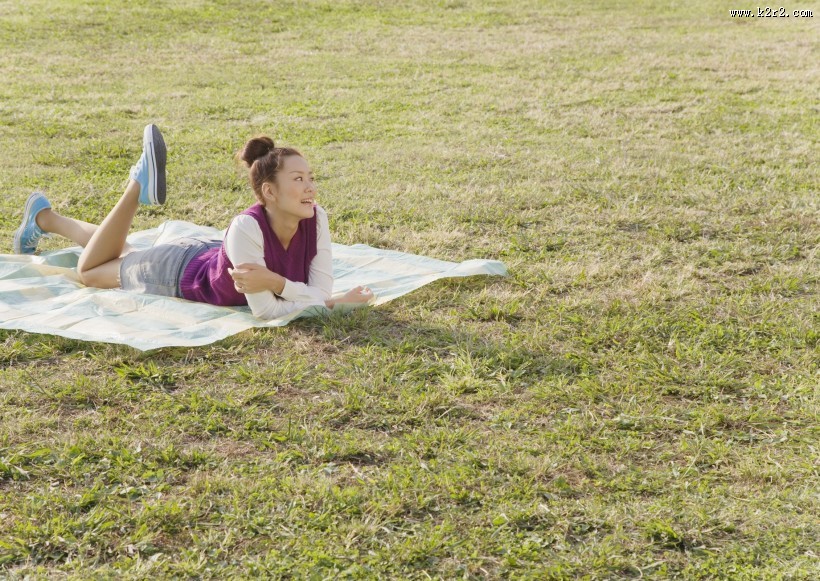 假期女生草地玩耍图片大全
