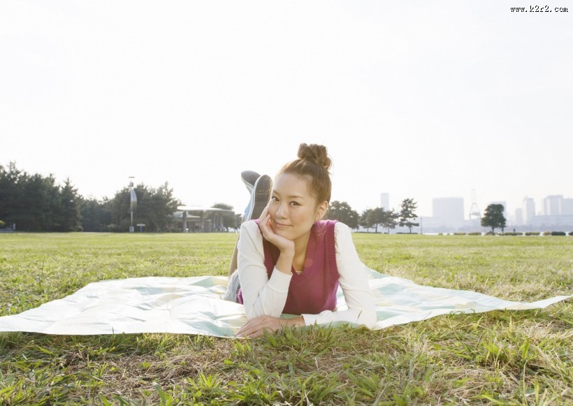假期女生草地玩耍图片大全