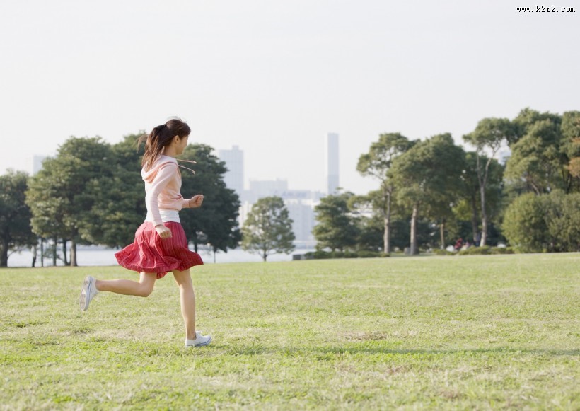 假期女生草地玩耍图片大全