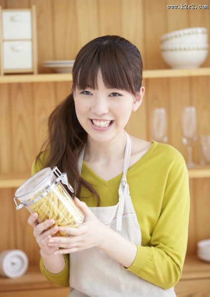 厨房里的女孩图片